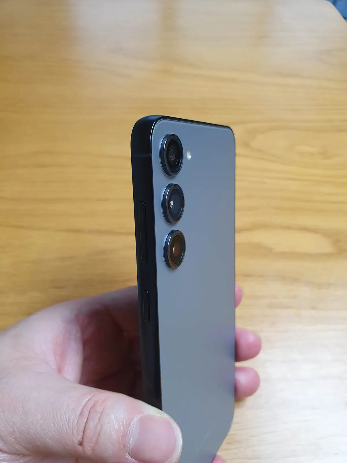 갤럭시 S23플러스의 옆 모습