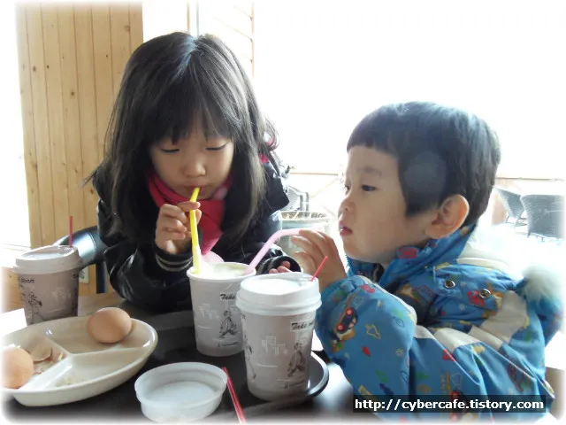 간식과 우유, 핫초코를 마시는 귀요미들