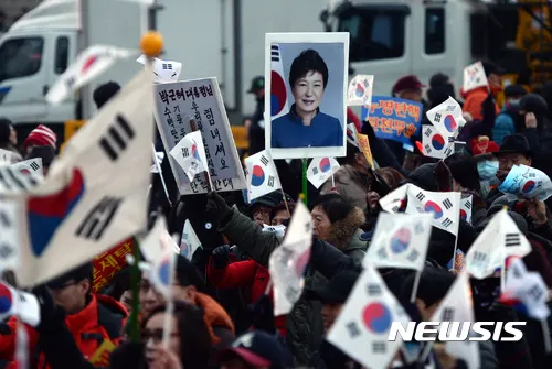 박근혜 탄핵 반대집회에 등장한 태극기의 의미와 탄핵과 재판의 차이