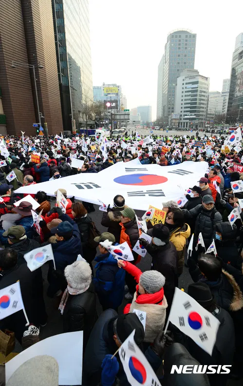 박근혜 탄핵 반대집회에 등장한 태극기의 의미와 탄핵과 재판의 차이