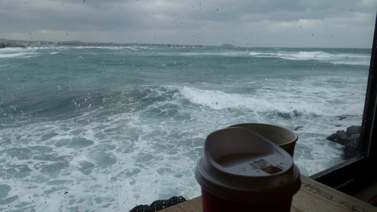 [제주] 거친 파도가 치던 날 다시 찾은 카페 봄날