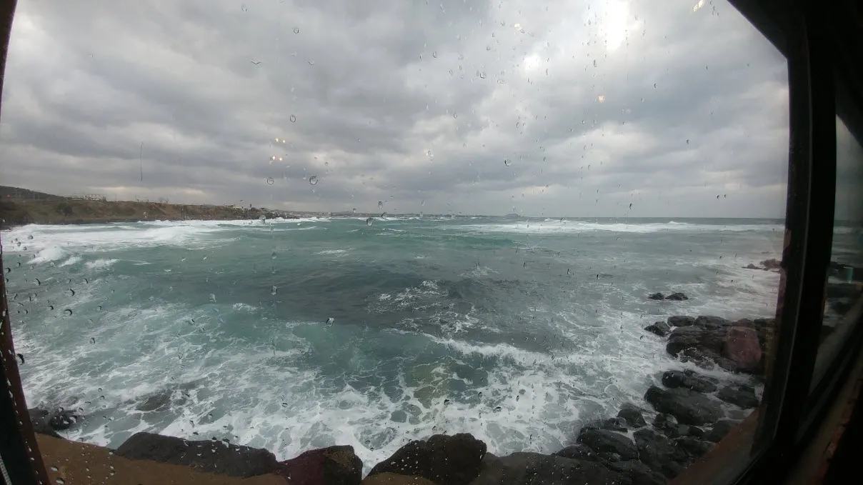 [제주] 거친 파도가 치던 날 다시 찾은 카페 봄날