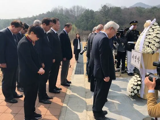 이명박은 옥중 페북을 통해 천언함 용사 46인의 죽음을 욕되게 하고 있다.