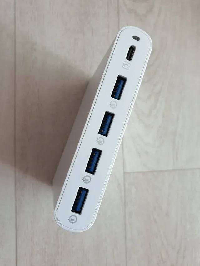 노트북과 스마트폰을 동시에 충전할 수 있는 멀티 충전기- UM2 QC80W