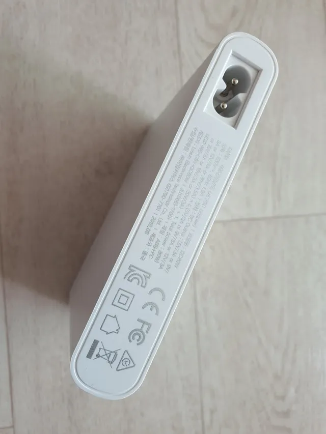 노트북과 스마트폰을 동시에 충전할 수 있는 멀티 충전기- UM2 QC80W