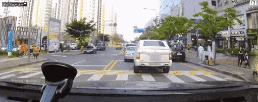 마찬가지로 한 어린이가 갑자기 도로로 튀어나왔다.