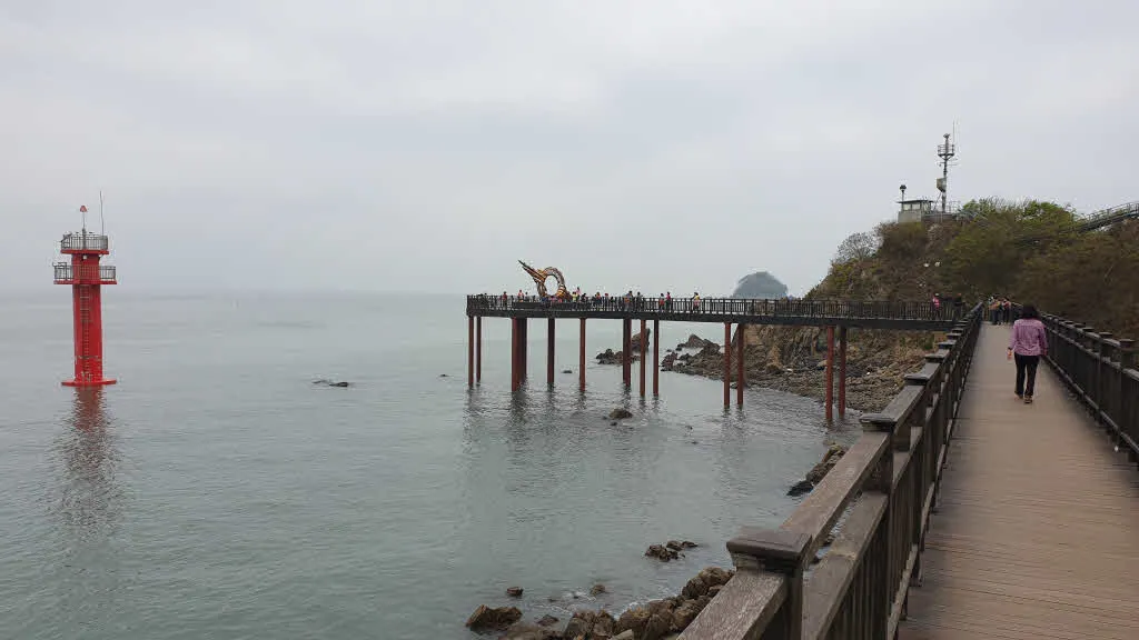 구봉도 해안으로 내려오면 나타나는 낙조전망대로 가는 데크길