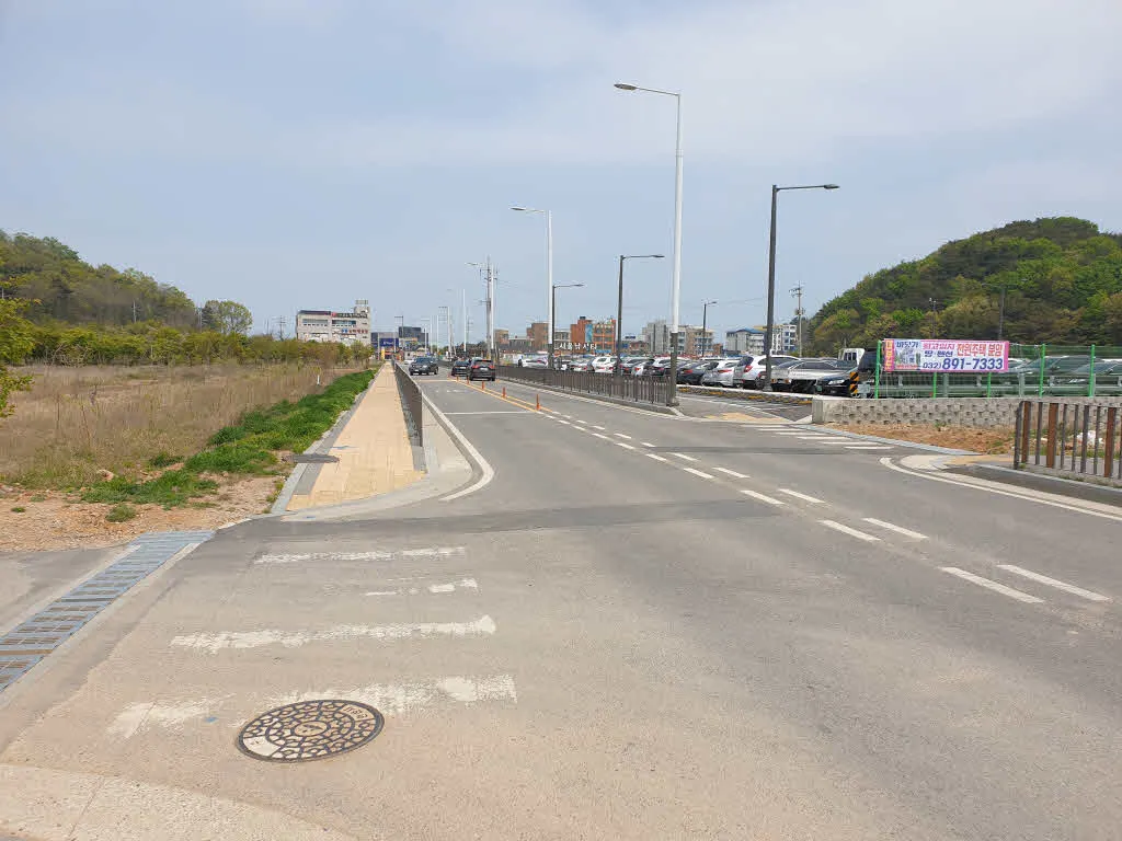 구봉도 입구의 공영주차장. 이 길의 끝에도 공영주차장이 있다