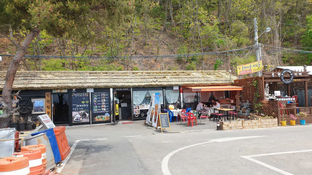 낙조전망대를 구경하고 돌아올 때는 해안도로를 따라 걸어왔다.