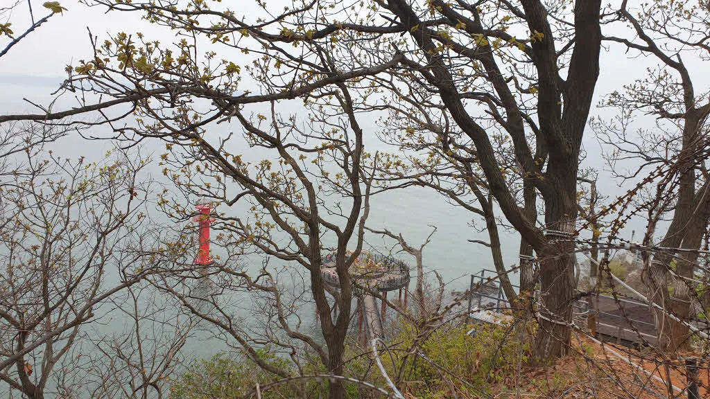 구봉도 낙조 전망대가 보인다. 이제 섬 아래로 내려간다.