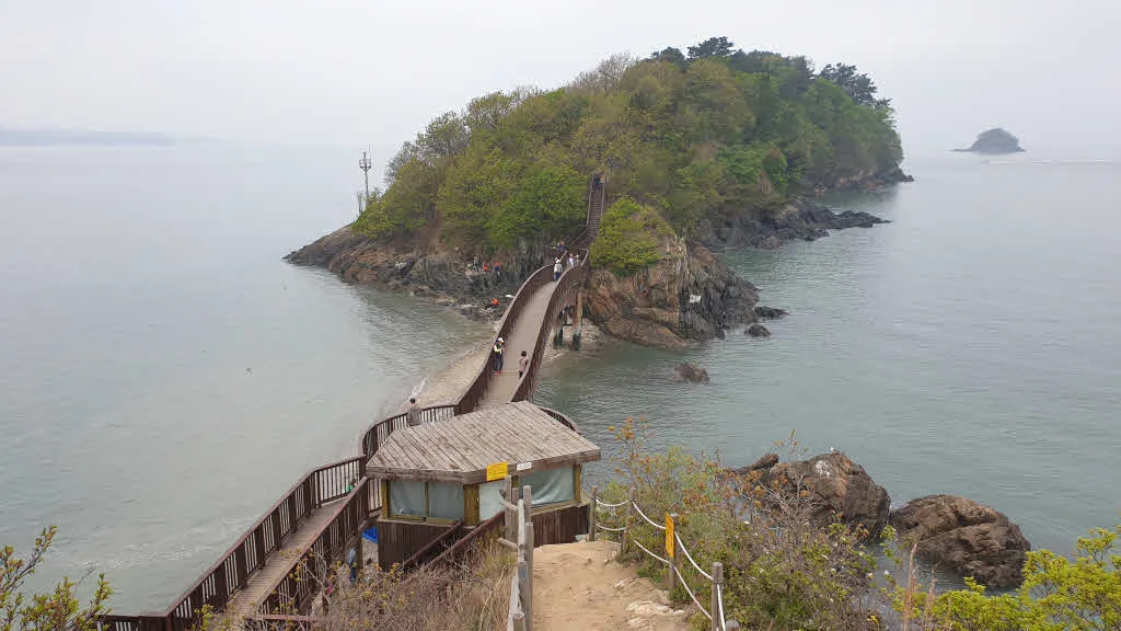 구봉도의 끝에는 또 작은 섬이 있었다.