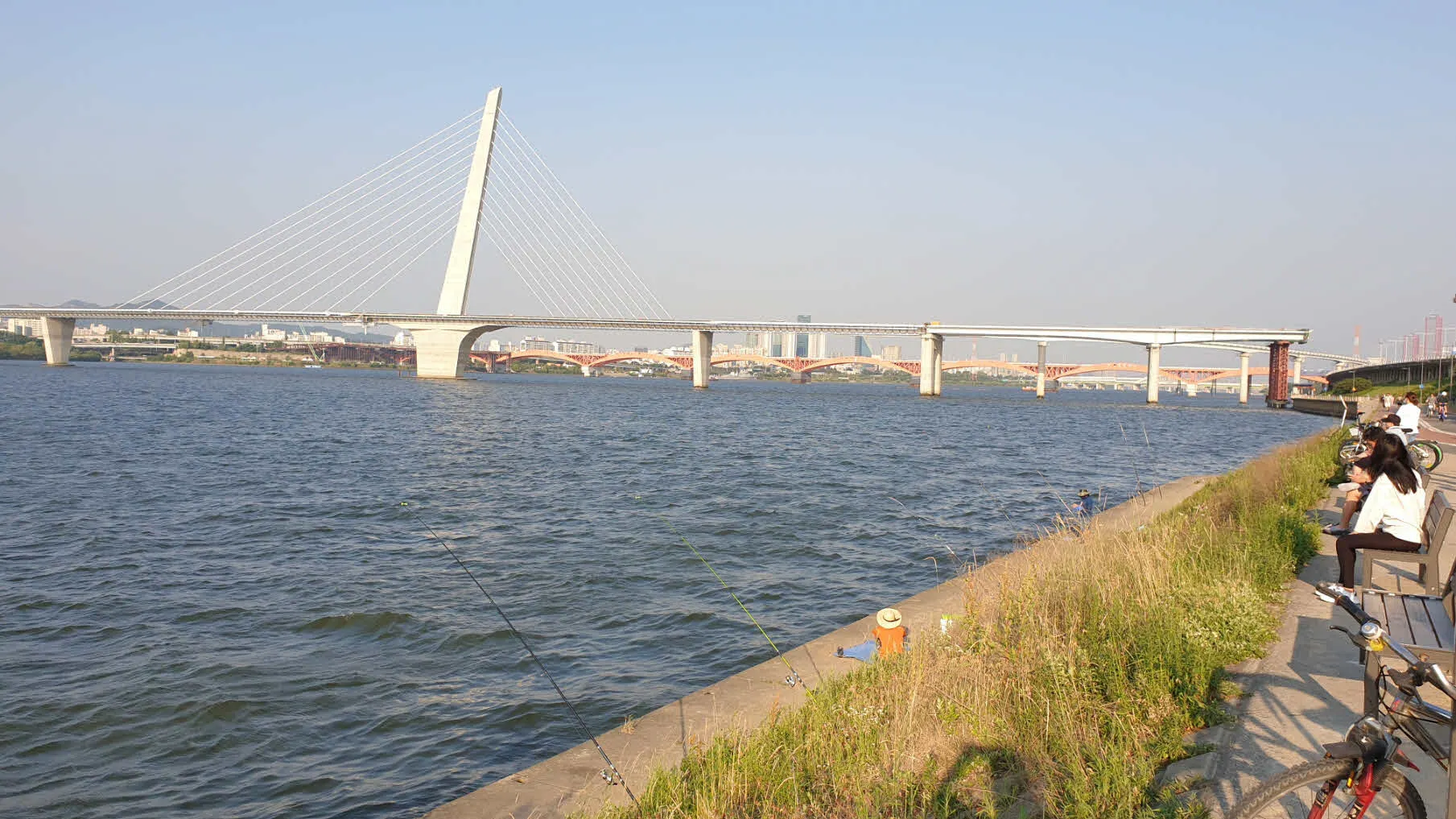 공사중인 월드컵 대교와 더 멀리 보이는 성산대교