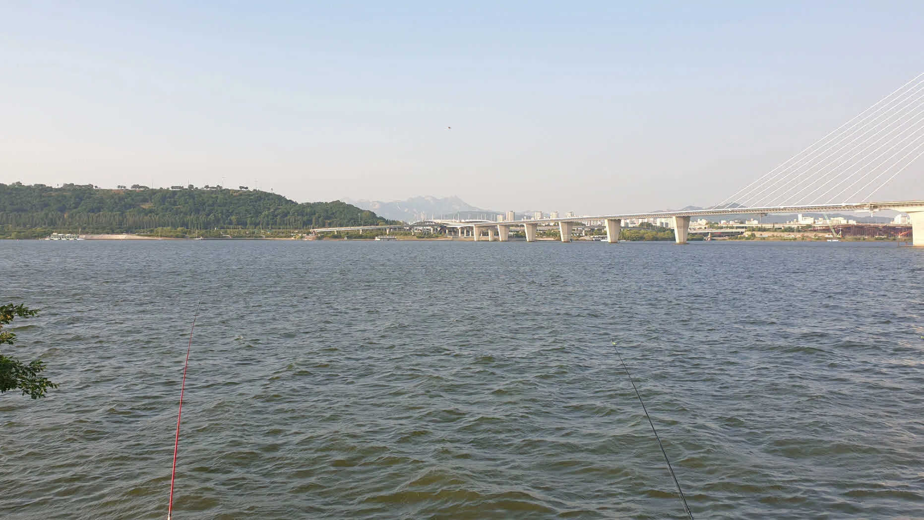 한강 건너의 하늘공원 (난지도)