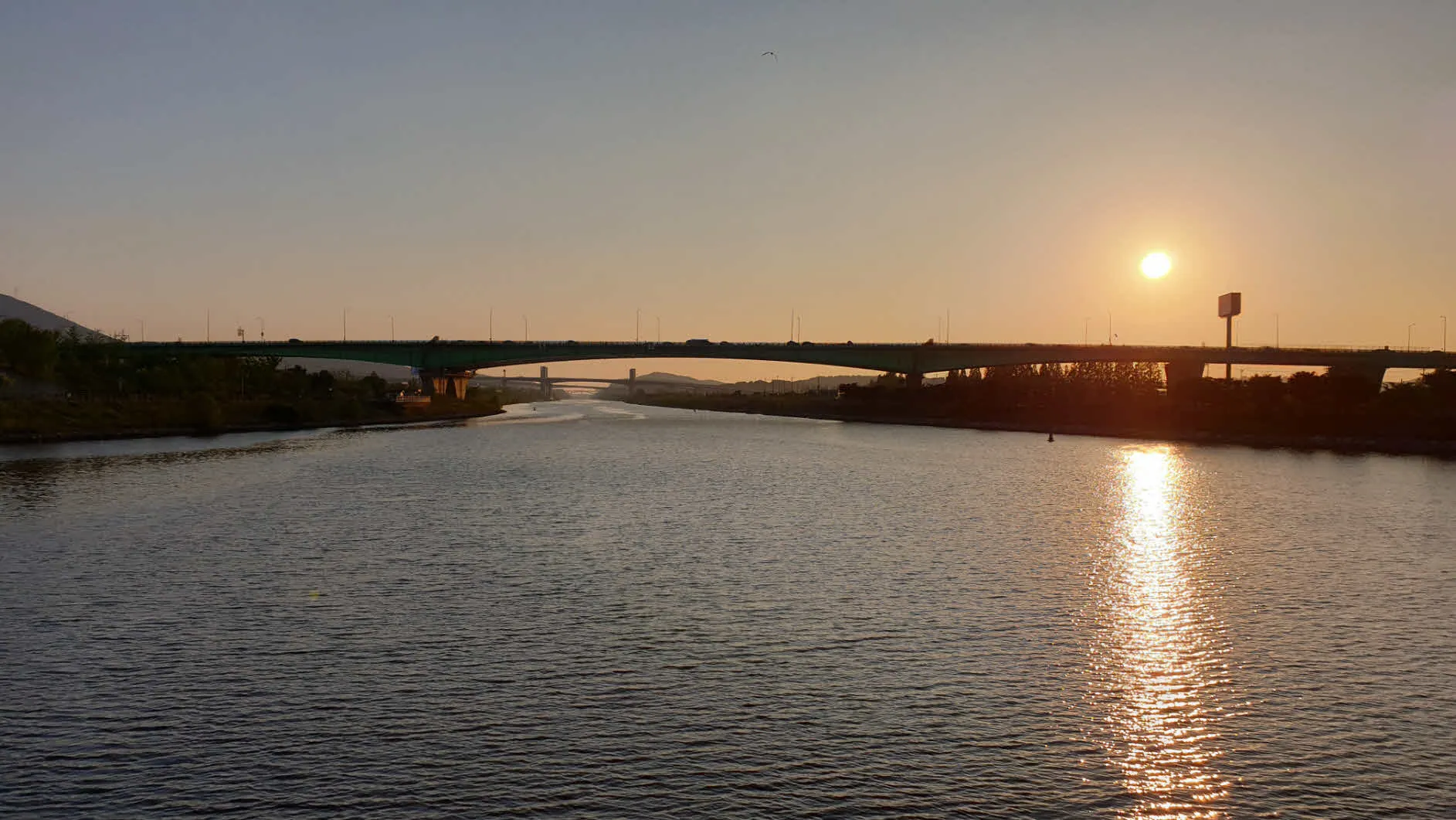 자전거 라이딩 중 아라뱃길에서 본 일몰