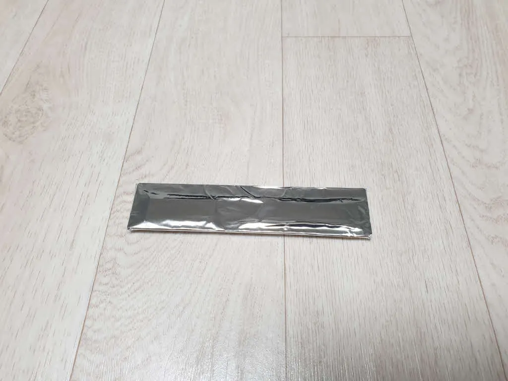 뽁뽁이 속에는 은박지로 감싼 정전기 방지 포장