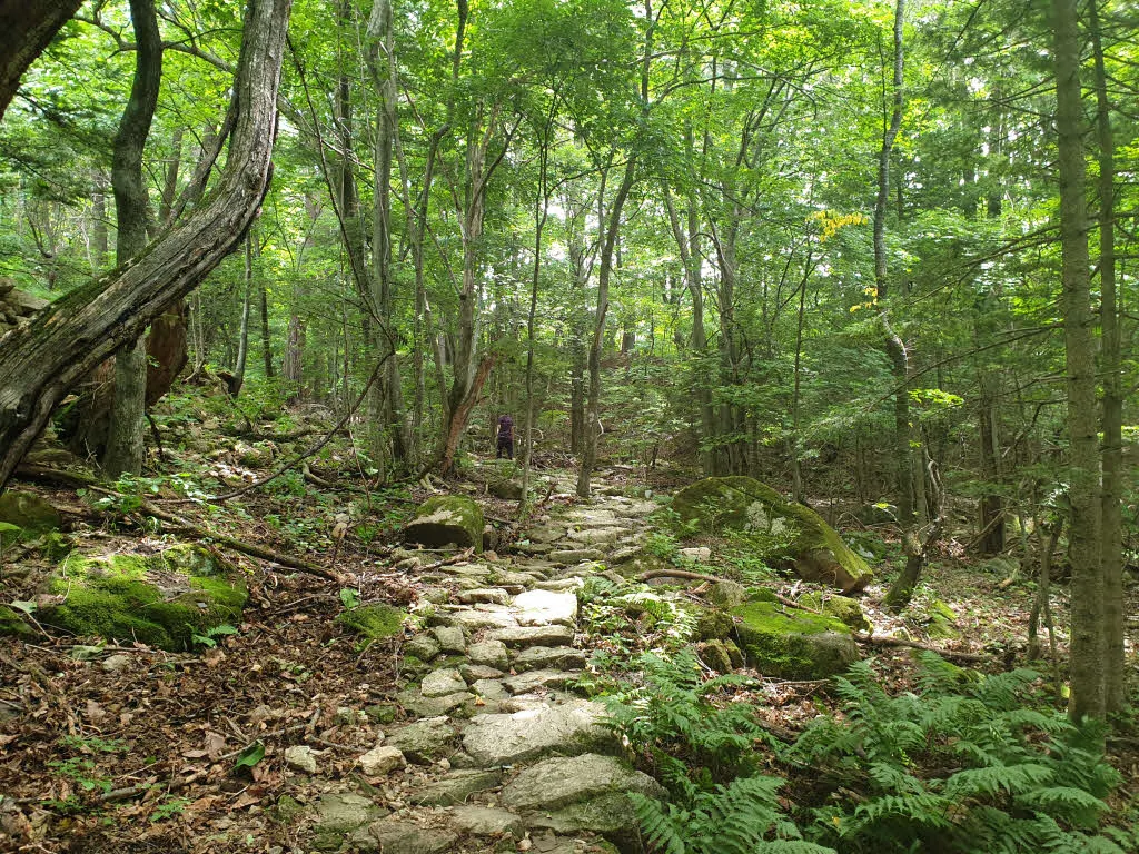 영시암을 지나 경사가 가팔라지는 산길