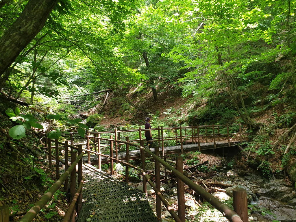 영시암을 지나자 험해지는 산길