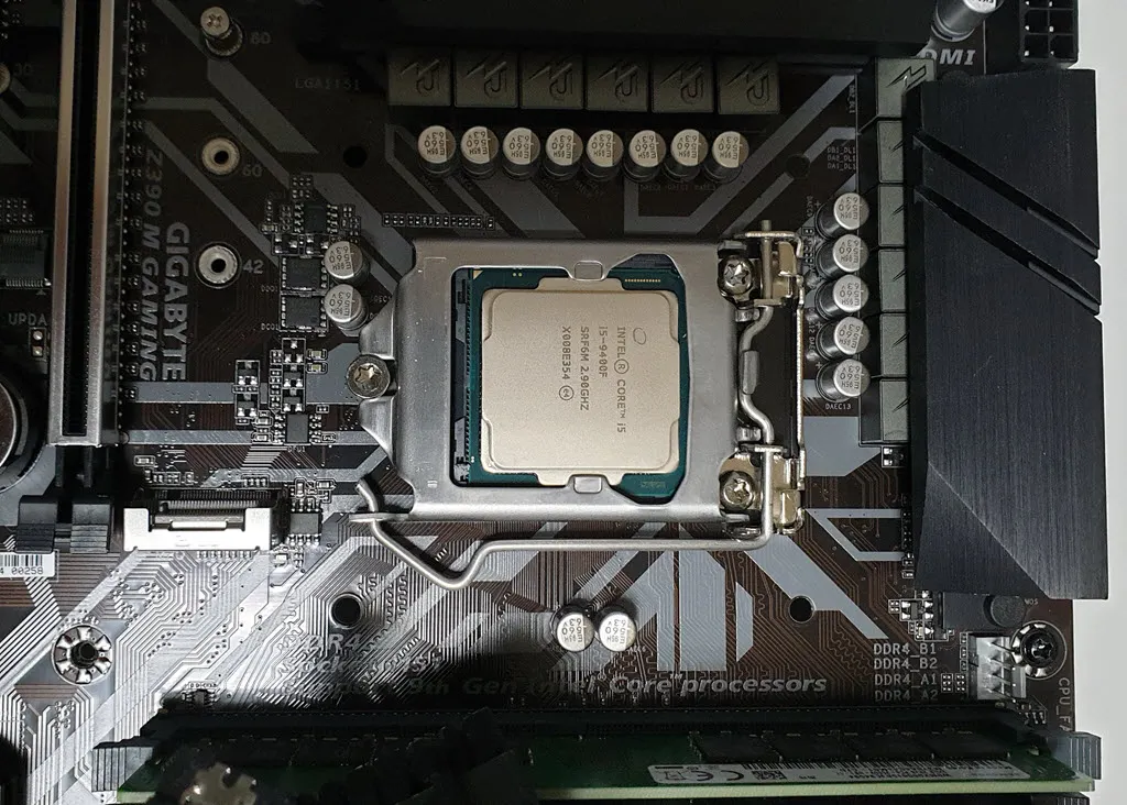 메인보드와 CPU (i5-9400F)