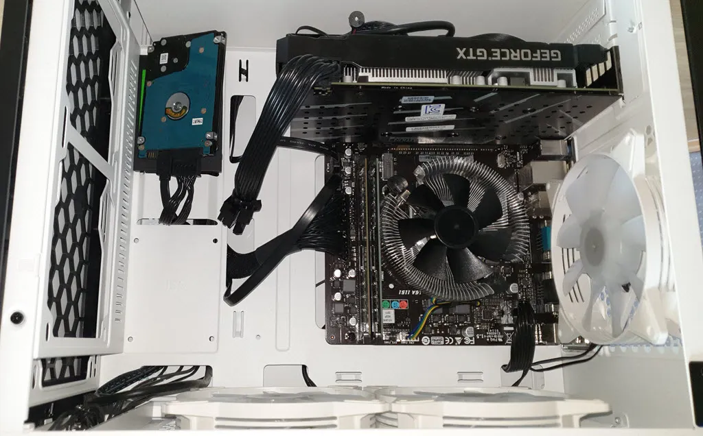 데스크톱 PC 내부 사진