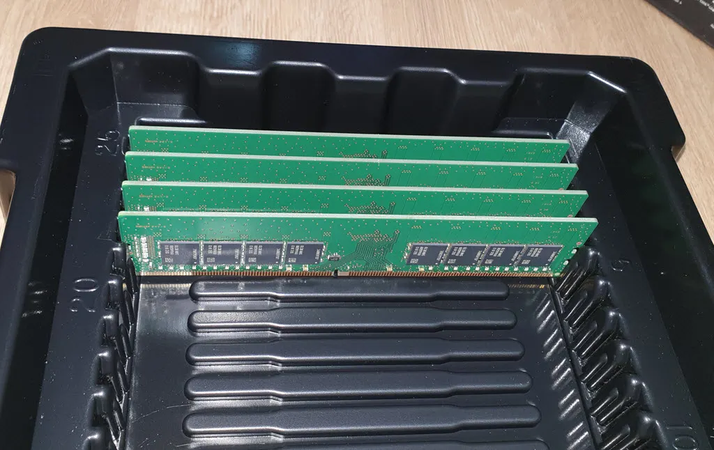 SAMSUNG DDR4 PC4-21300 32 Giga Byte x 4