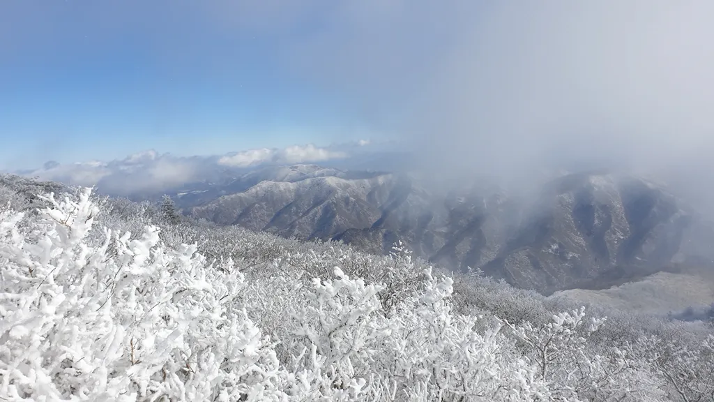 구름이 걷히며 보이는 설원의 풍경