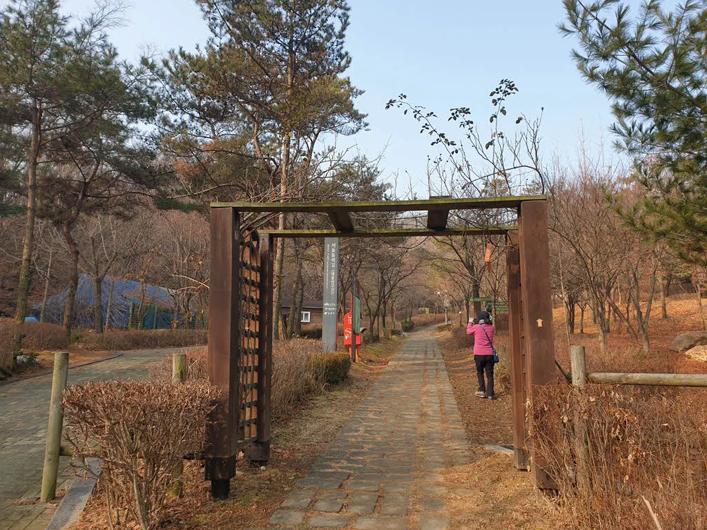 서울둘레길 7코스 출발점인 탑골생태공원 (구파발역 3번출구 인근)