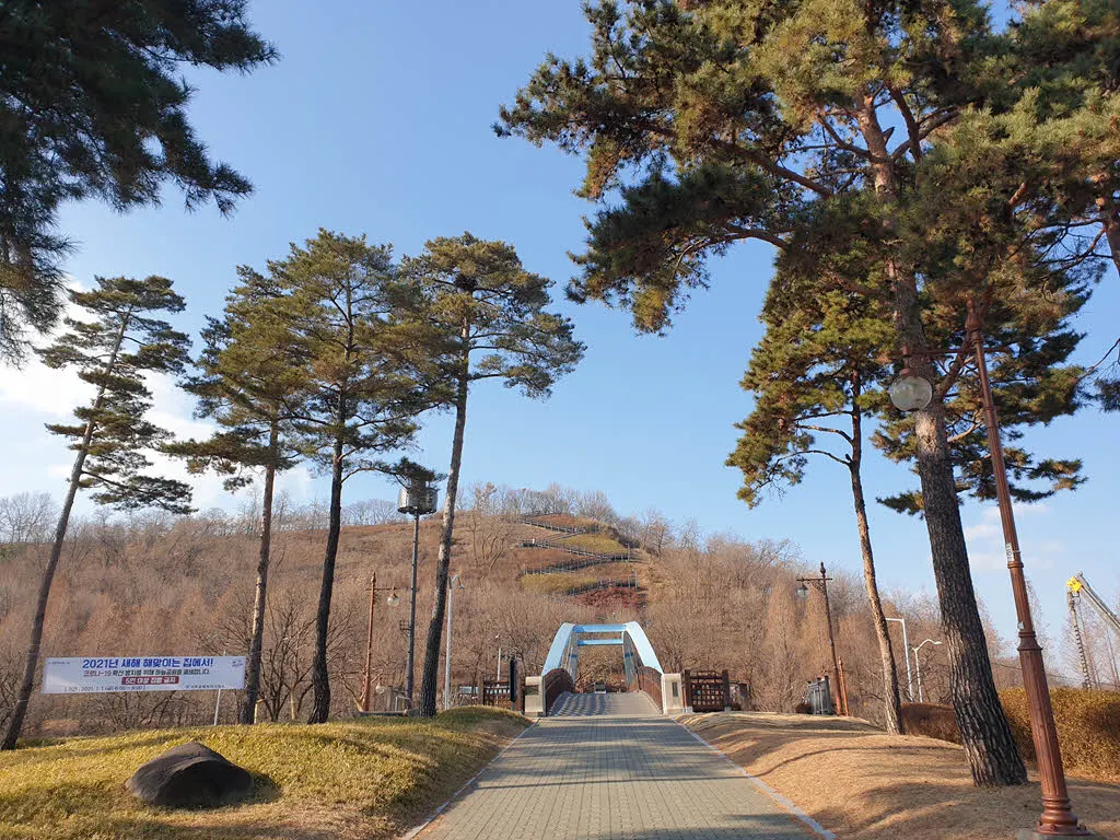 월드컵경기장에서 상암 하늘공원으로 넘어가는 인도교