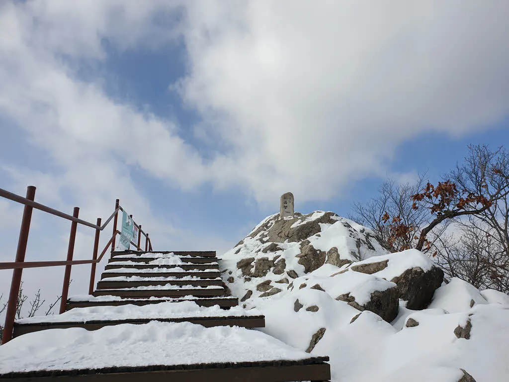 관음봉 정상 표지석 (해발 766m)