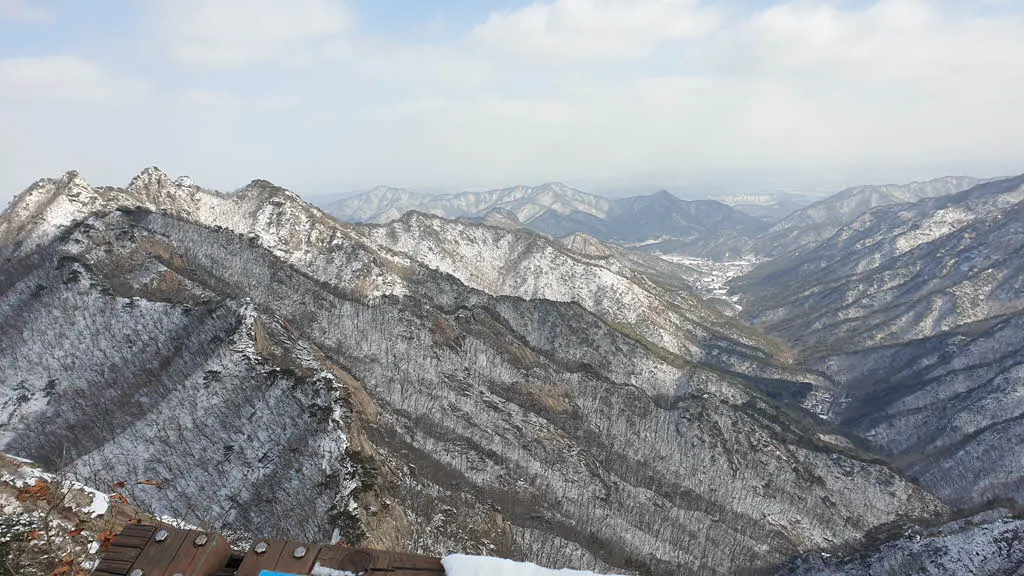관음봉에서 바라본 자연성릉과 동학사 계곡