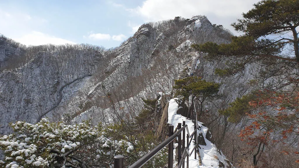 자연성릉을 걷는 도중 뒤돌아 본 관음봉