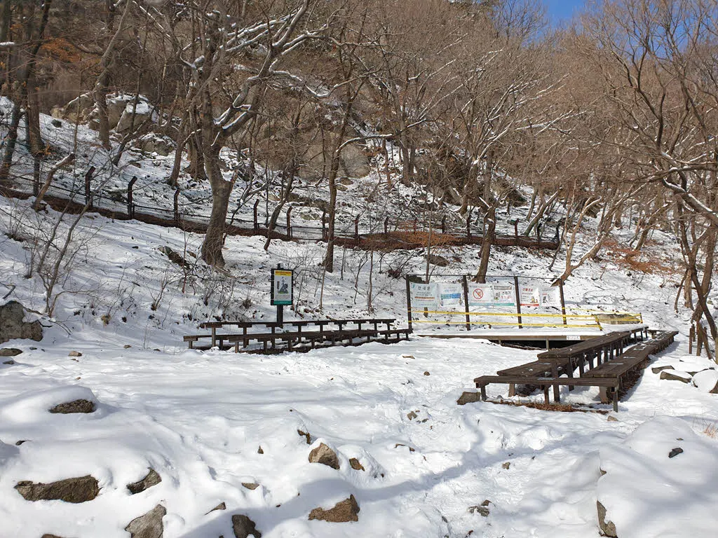 난매탑 옆 쉼터