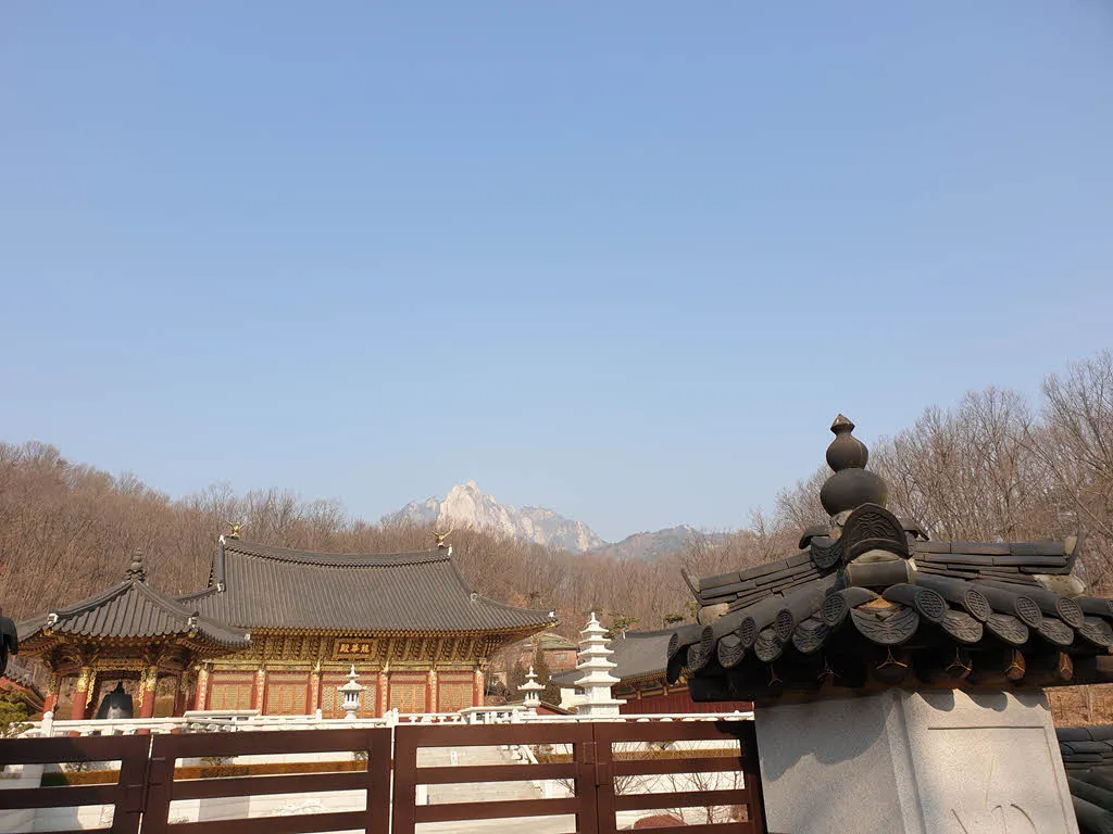 도봉사 넘어로 보이는 도봉산 정상부