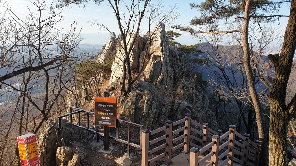 태을봉에서 슬기봉으로 가는 길에 만나게 되는 병풍바위