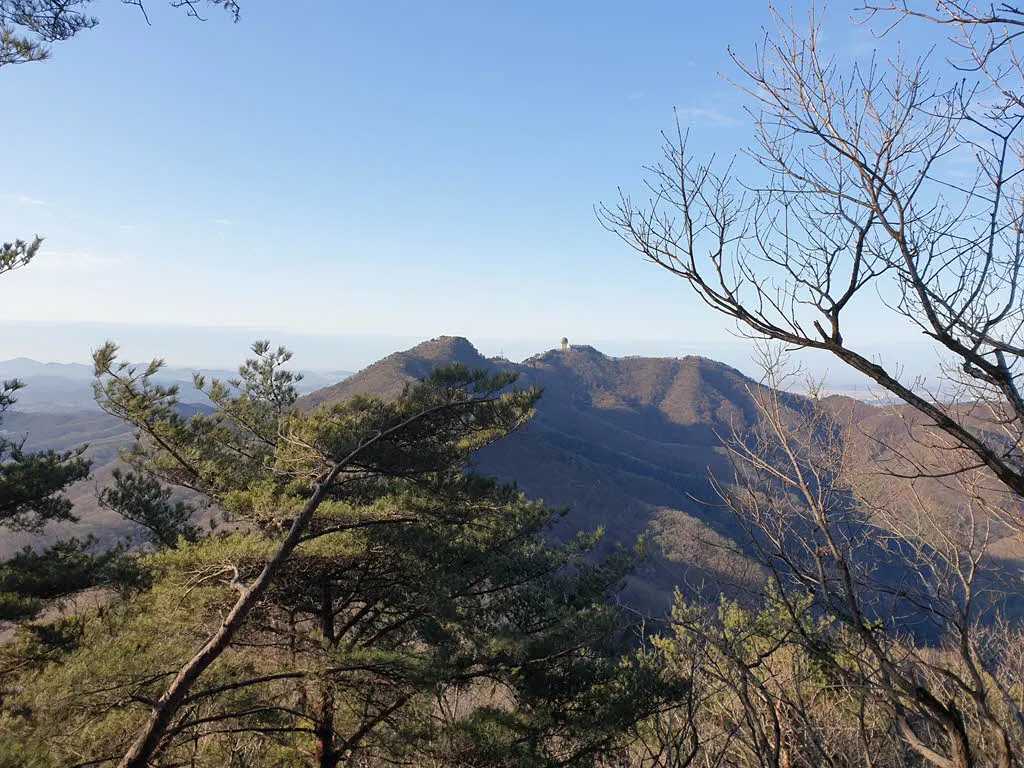 칼바위 즈음에서 보이는 슬기봉