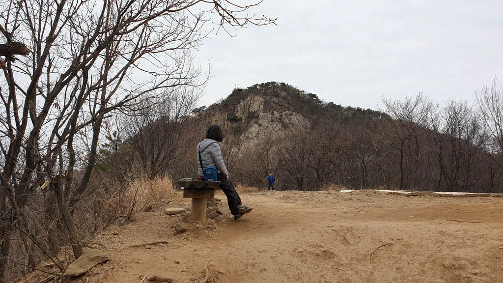 수암봉 옆 헬기장에서 바라본 수암봉