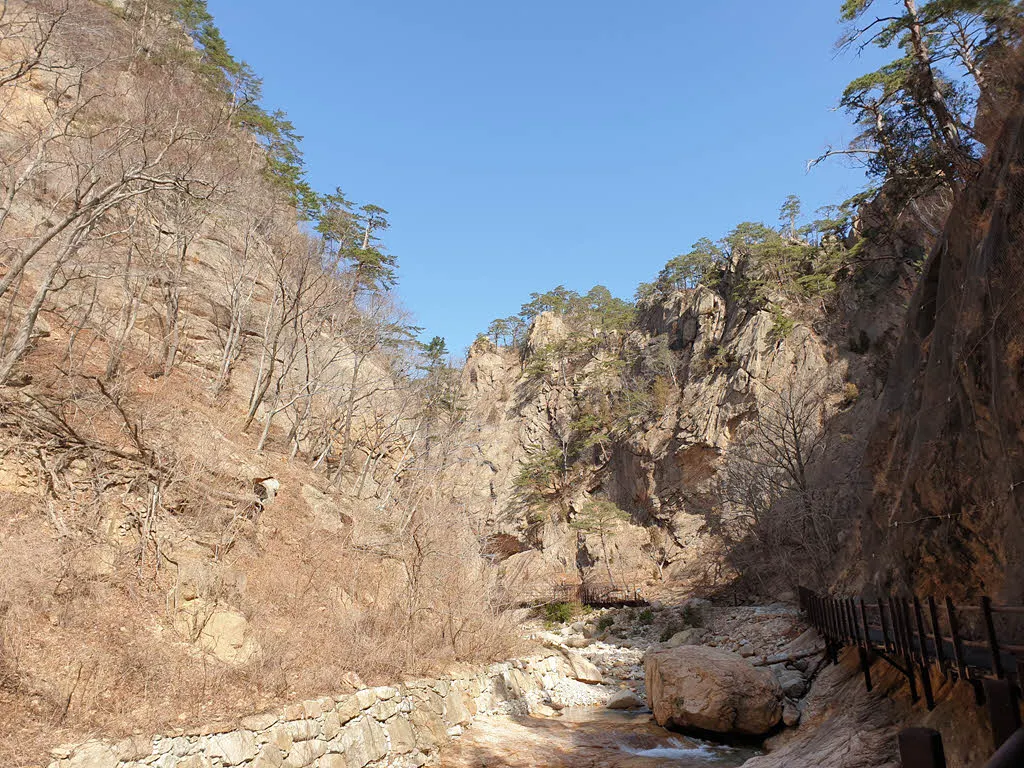오색천 양쪽의 기임절벽
