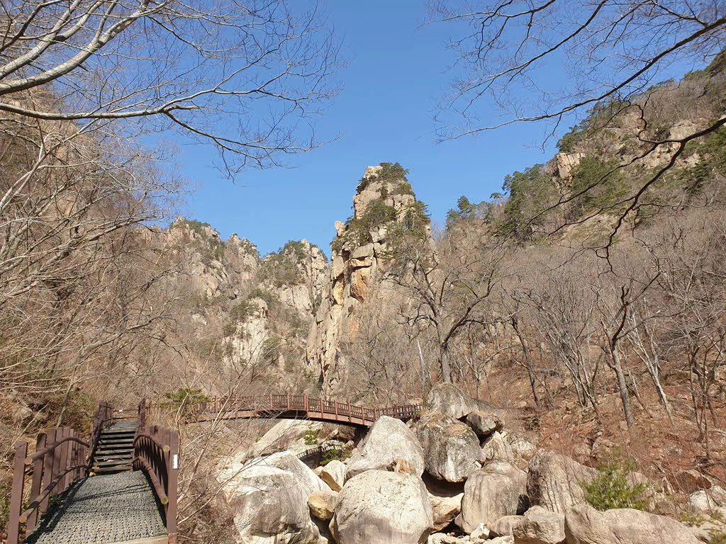 오색천 계곡에 우뚝 선 기암괴석들