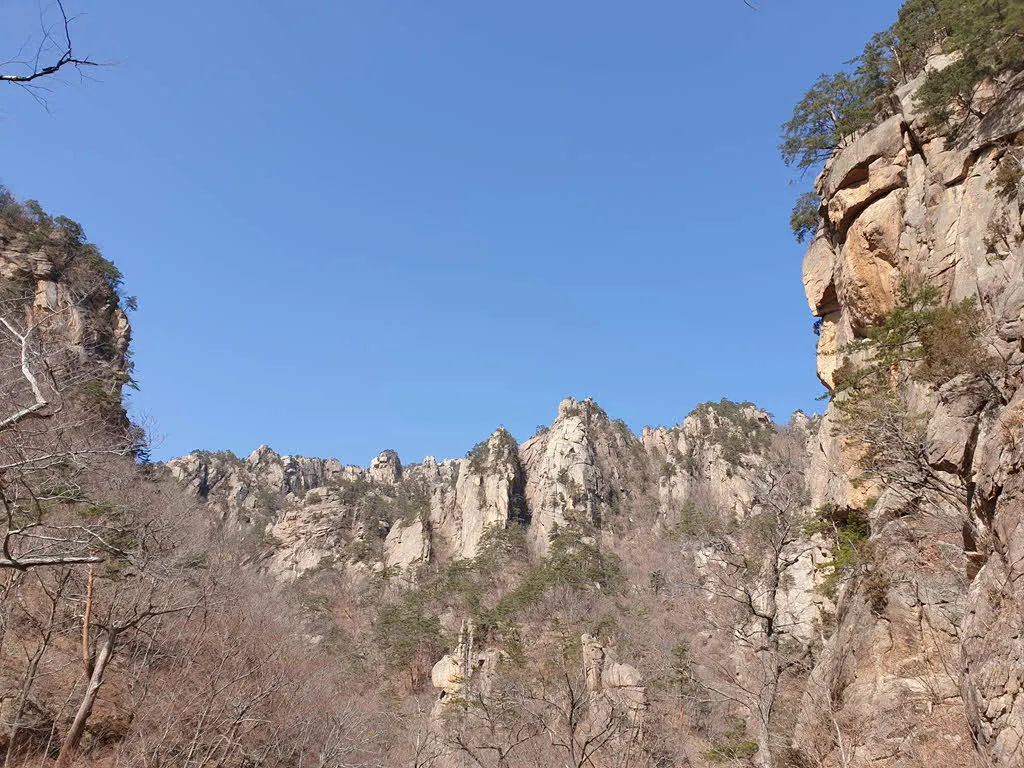 오색천에서 바라본 백두대간 설악산 한계령 남쪽 구간 능선