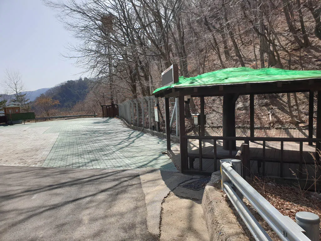 용소폭포탐방지원센터의 주차장