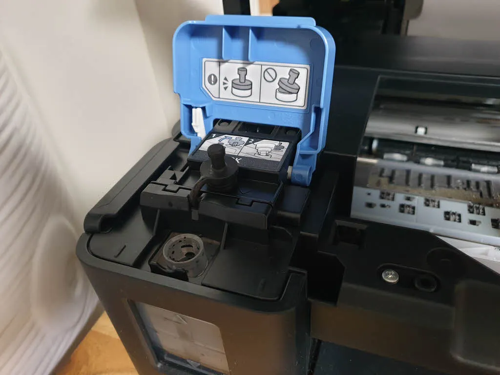 G3900의 흑백 잉크통 고무마개를 연다