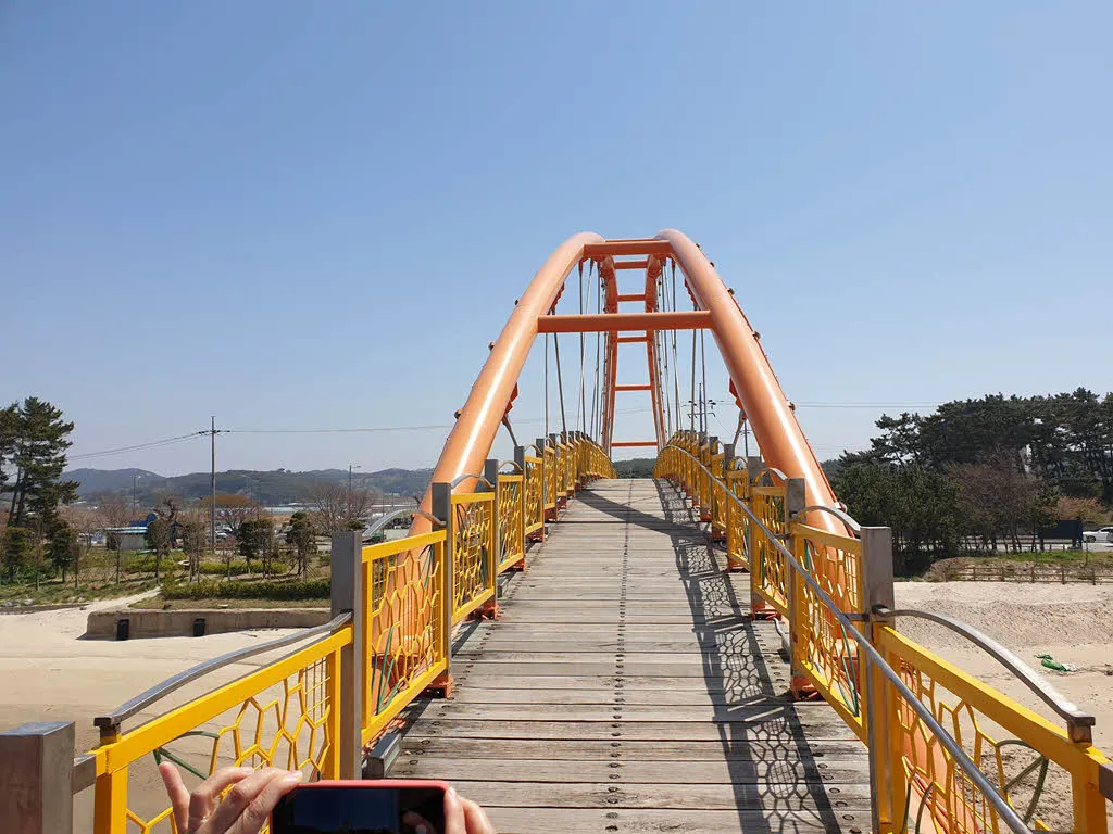 방포해변과 꽃지해변을 이어주는 다리
