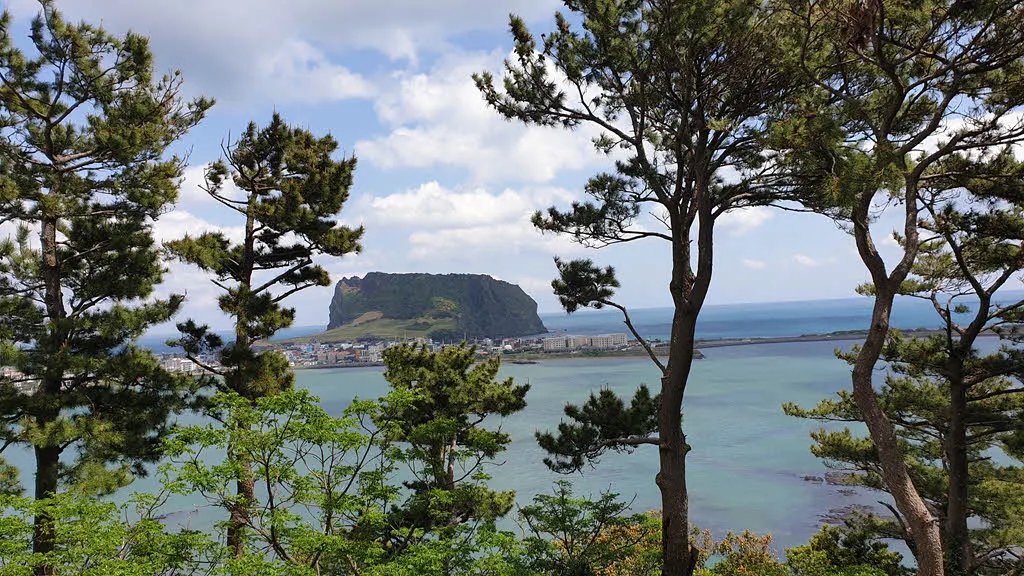 식산봉 정상엣더 바라본 성산일출봉