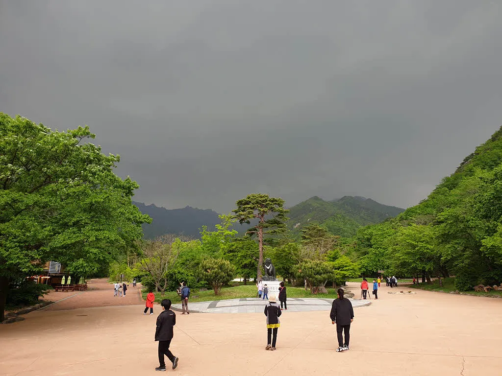 설악산 국립공원 입구의 반달가슴곰 동상