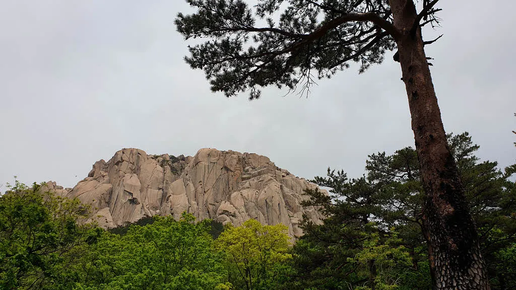 흔들바위로 향하는 도중에 보이는 울산바위