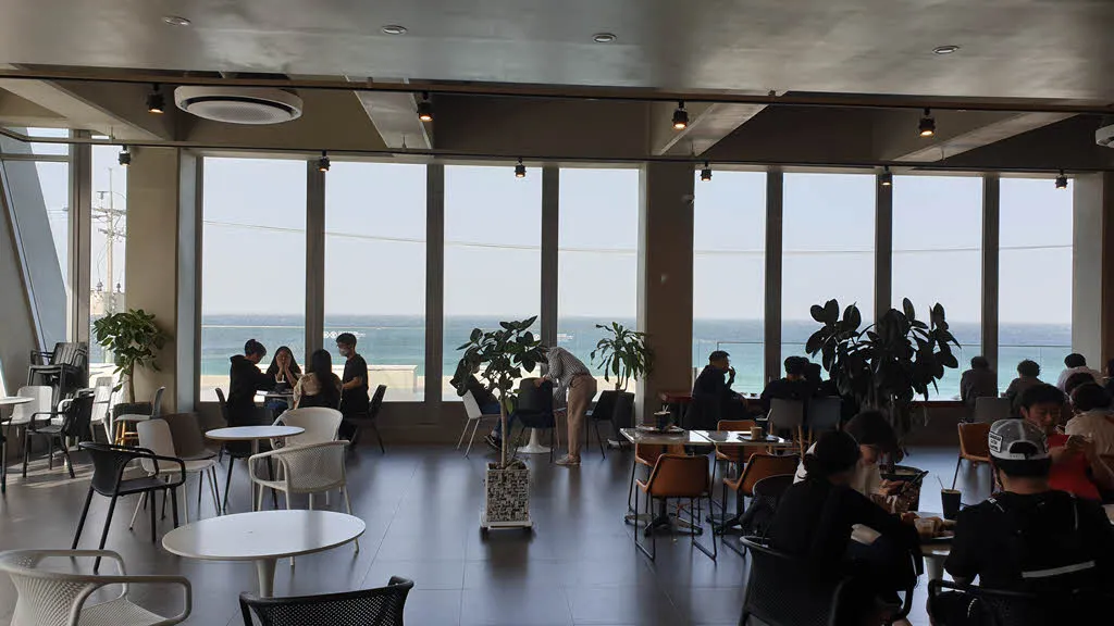 카페 곳의 2층에서 바라본 바다 풍경
