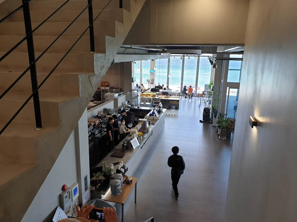 카페 곳 - 2층 오르는 계단에서 바라본 1층