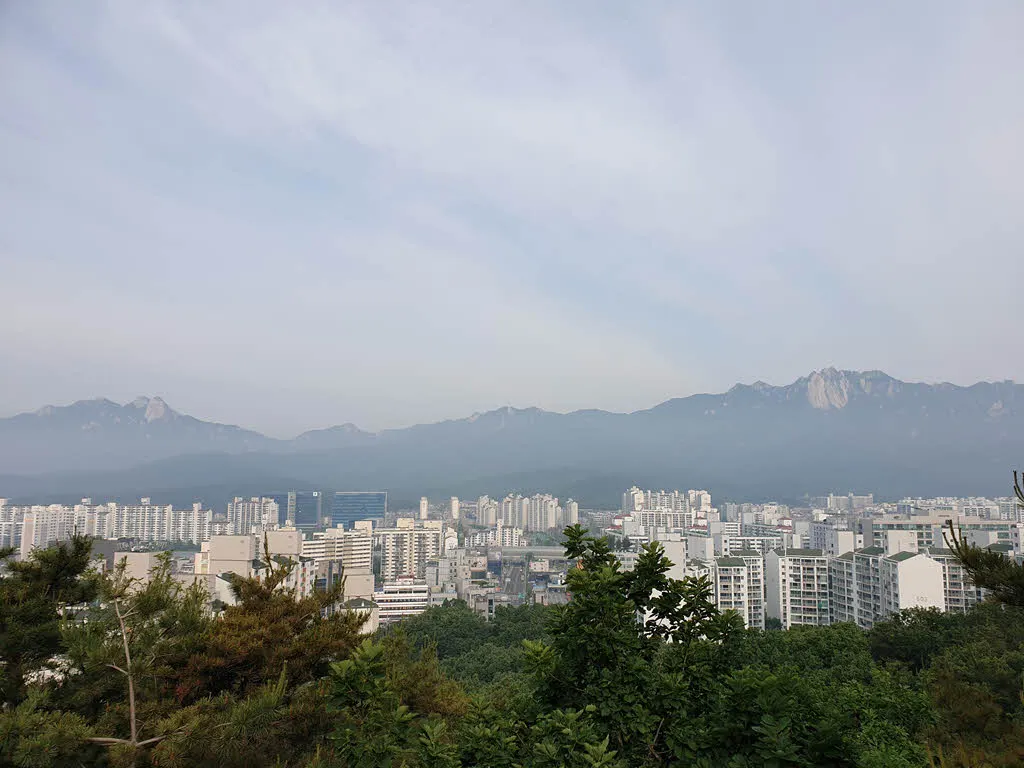 서울둘레길 1코스 수락산 구간의 전망대에서 바라본 북한산과 도봉산