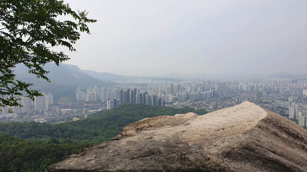 수락산 중턱에서 바라본 미세먼지 가득한 서울