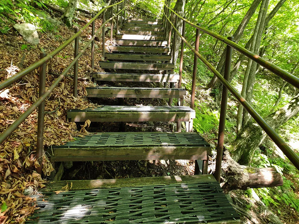 깔딱고개로 올라가는 계단