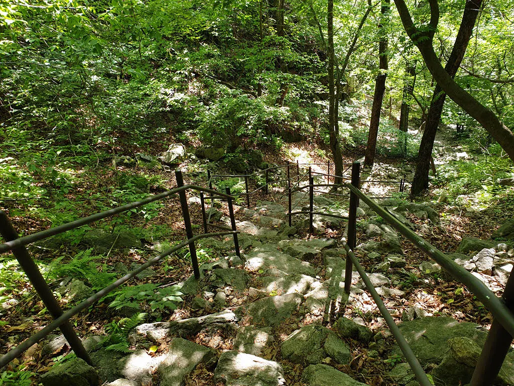 거친 돌계단 (경사도 장난 아니다.)